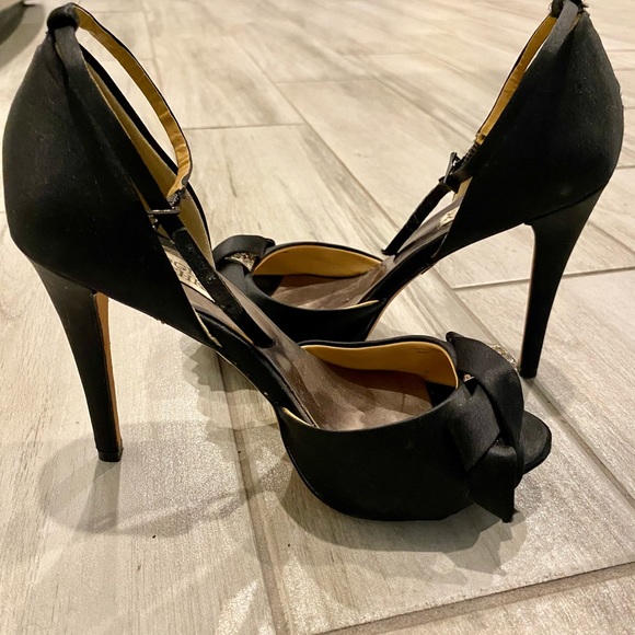 Gorgeous Badgely Mischka Strap Satin Heels 6.5 - Picture 3 of 8